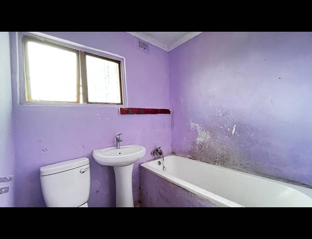 5 BEDROOM HOUSE FOR SALE IN UMLAZI BB